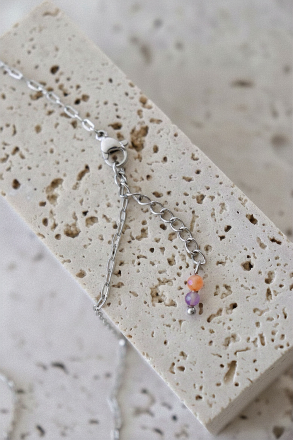 edelstenen details ketting